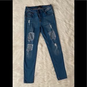 Distressed skinny jeans 👖